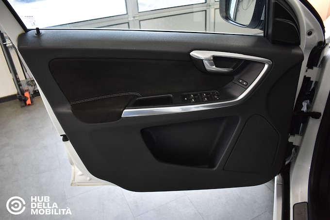 VOLVO XC60 D3 R-design Momentum